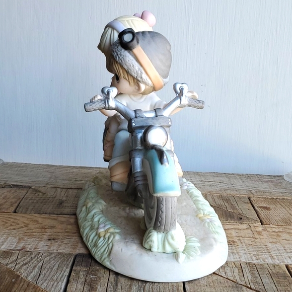 Precious Moments "Our Love Goes the Distance" - Picture 4 of 9